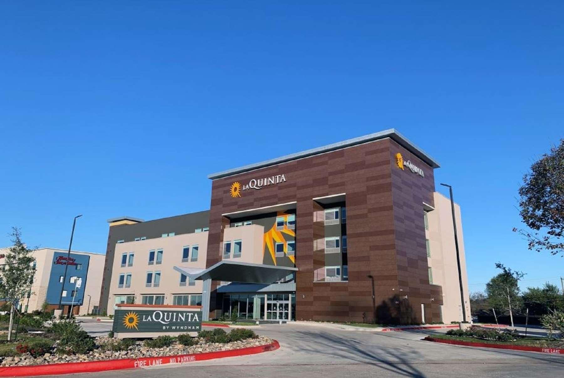 La Quinta Inn & Suites By Wyndham Dallas/Fairpark Exterior photo