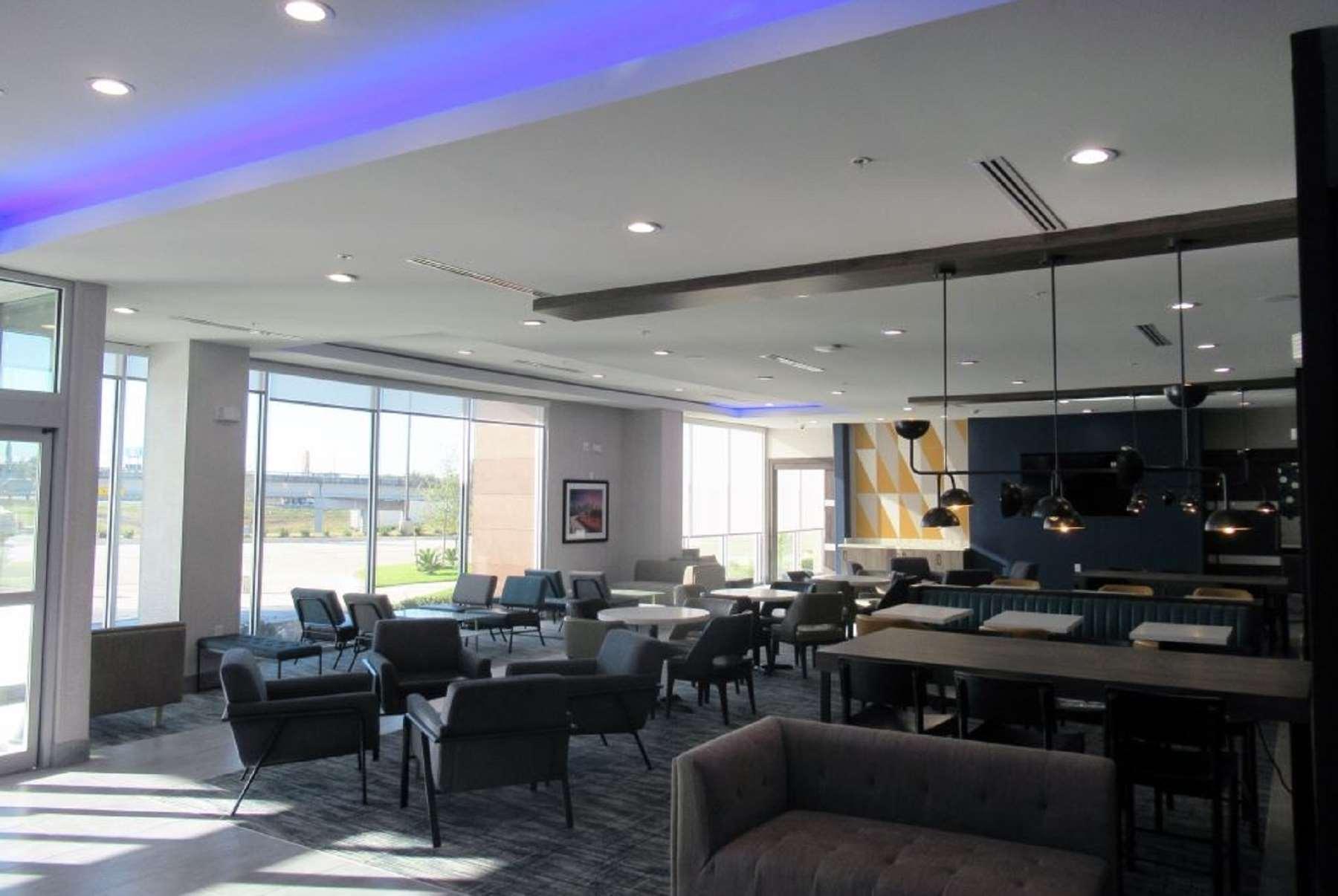 La Quinta Inn & Suites By Wyndham Dallas/Fairpark Exterior photo